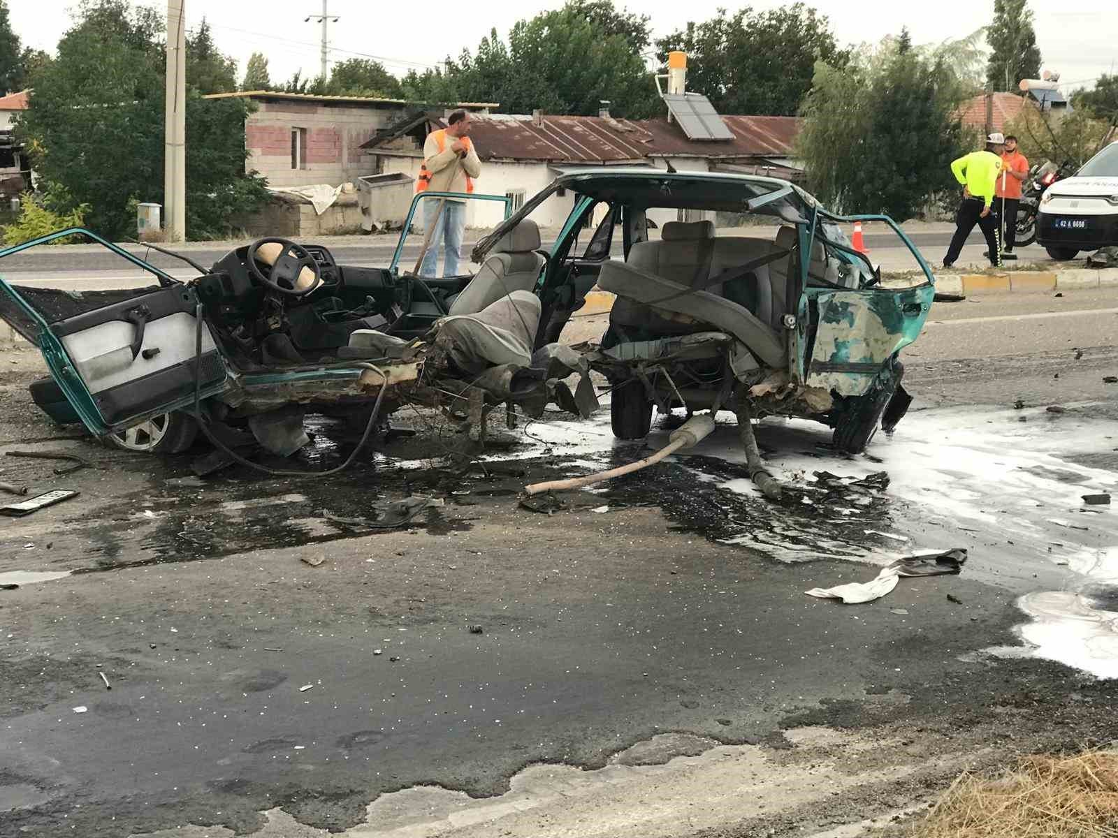 Hafif ticari aracın &ccedil;arptığı Fiat Tofaş otomobil ikiye b&ouml;l&uuml;nd&uuml;: 2 yaralı