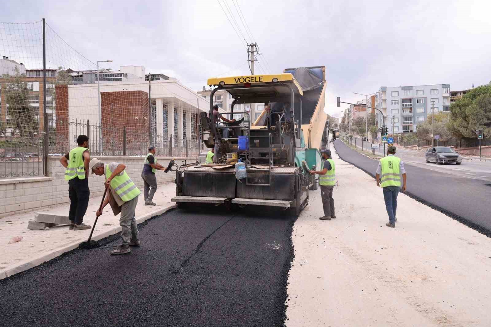 Mustafakemalpaşa&rsquo;nın alt ve &uuml;styapısı b&uuml;y&uuml;kşehir tarafından yenileniyor
