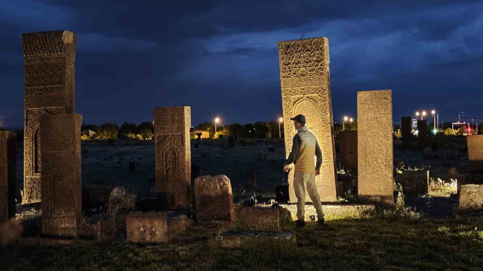 Ahlat Sel&ccedil;uklu Meydan Mezarlığı&rsquo;nda Gece M&uuml;zeciliği&rsquo;ne yoğun ilgi