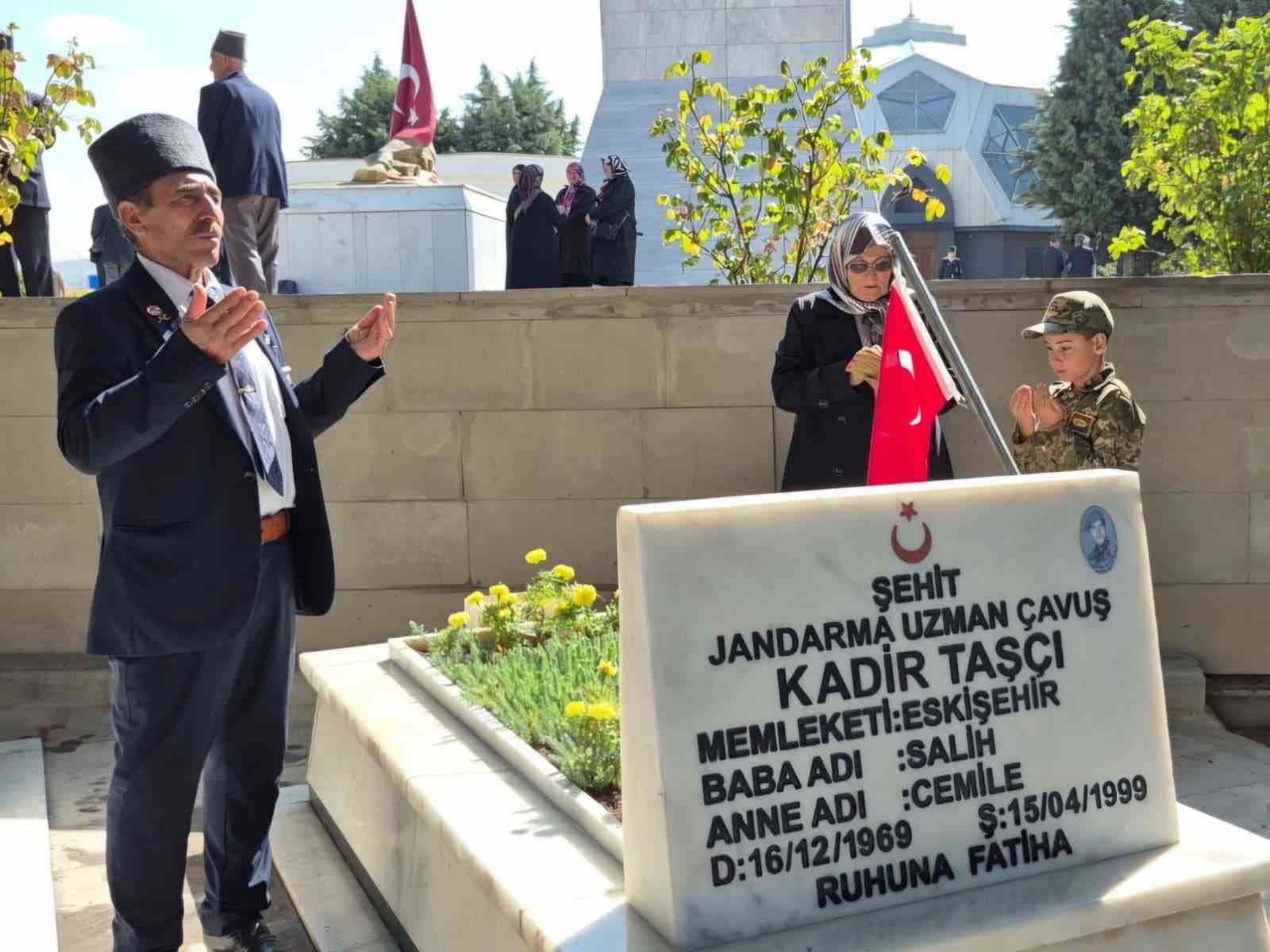 Eskişehir&rsquo;de gaziler ve şehit yakınlarından şehitlik ziyareti