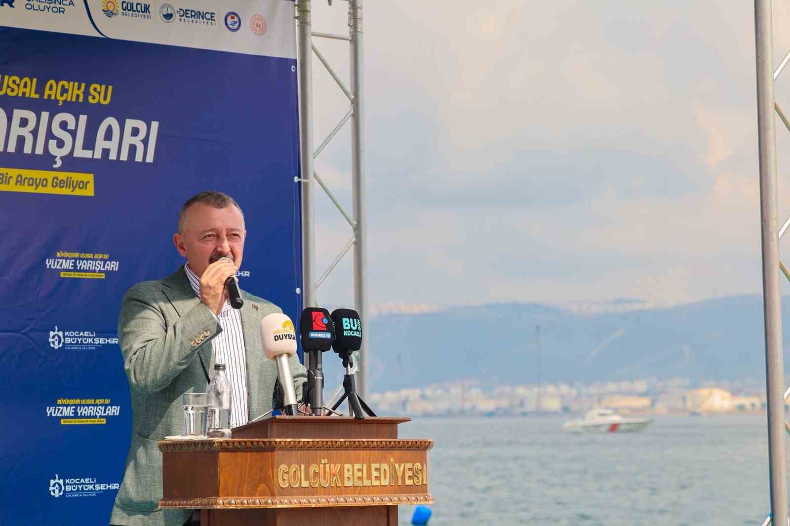 İzmit K&ouml;rfezi&rsquo;ni y&uuml;zerek ge&ccedil;tiler