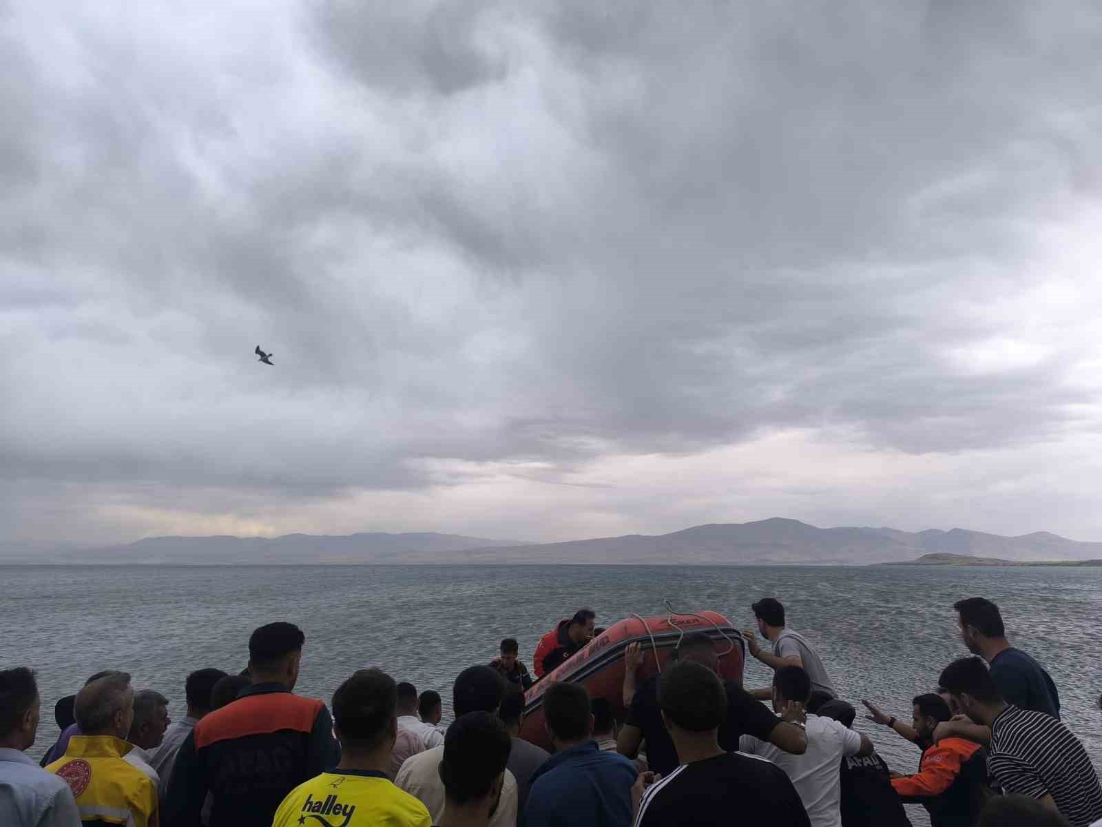 Van G&ouml;l&uuml;&rsquo;nde can simidiyle a&ccedil;ılan 3 kişi mahsur kaldı
