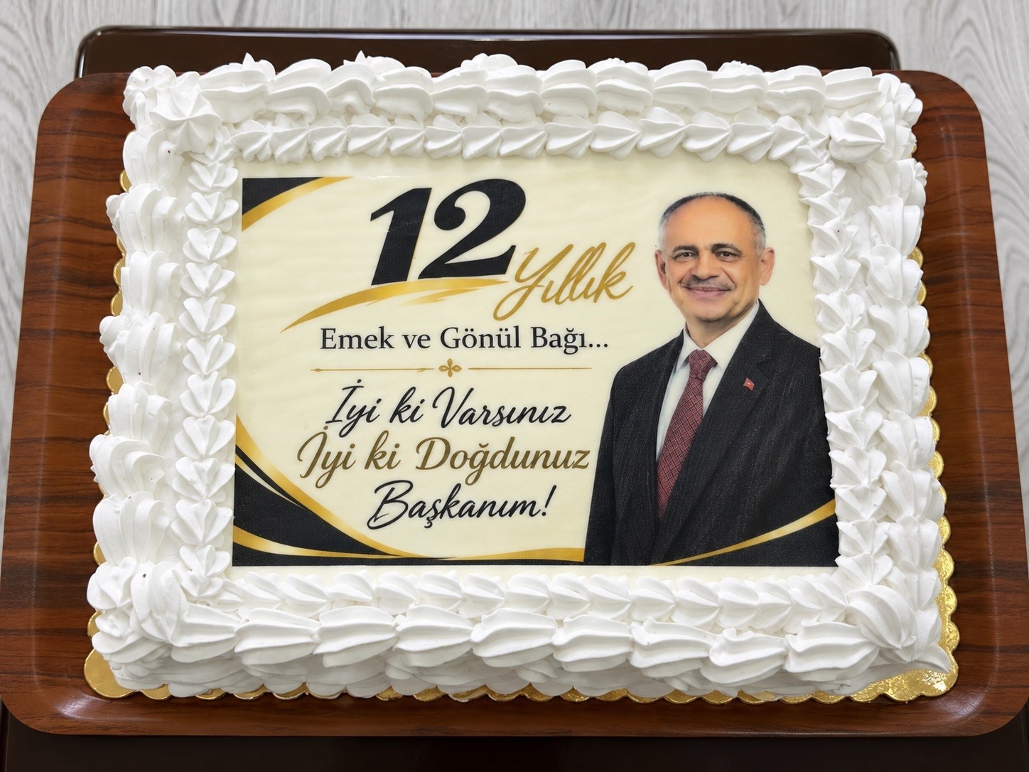 Başkan &Ouml;zt&uuml;rk&rsquo;e personelden doğum g&uuml;n&uuml; s&uuml;rprizi