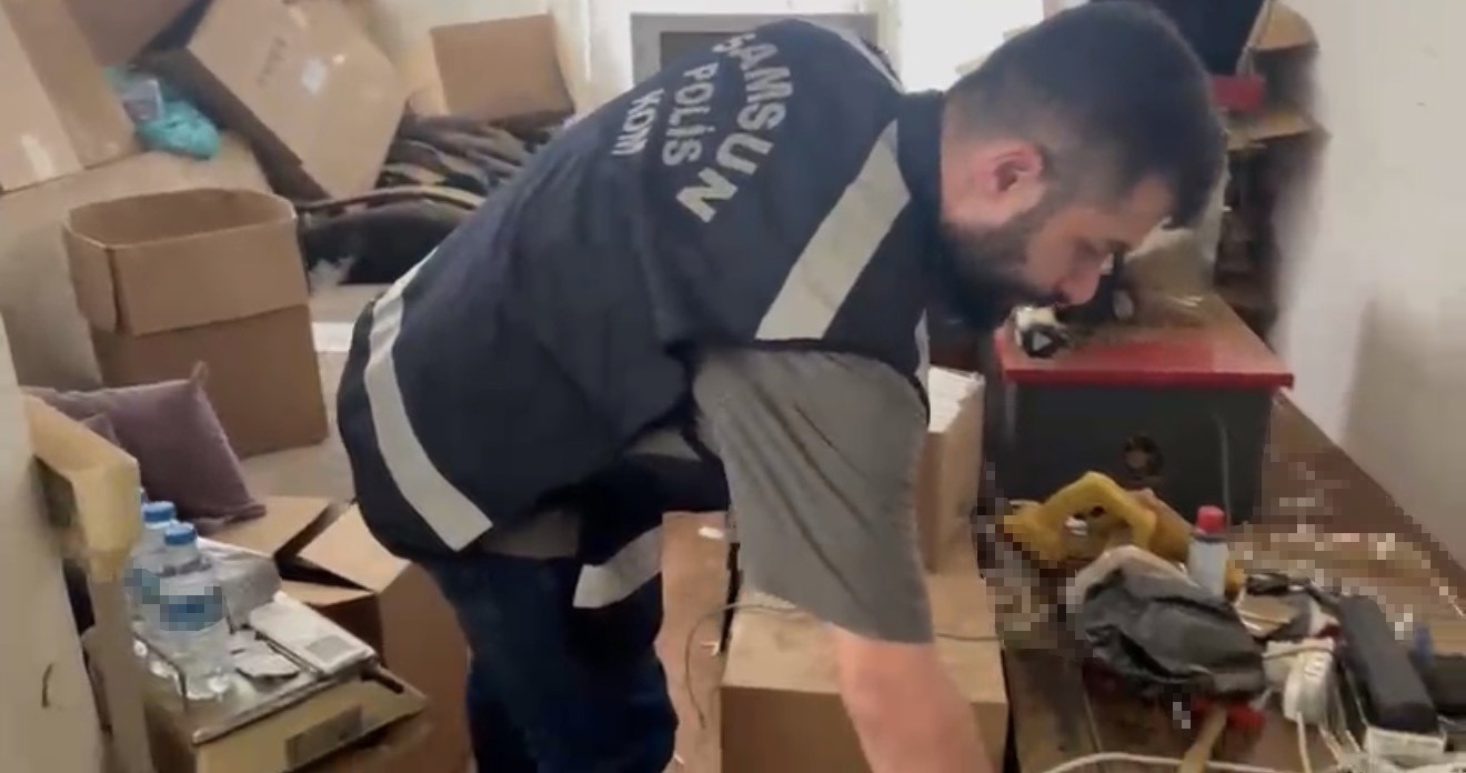 Ka&ccedil;ak 14 bin makaron ve 23 kilo t&uuml;t&uuml;n piyasaya s&uuml;r&uuml;lmeden ele ge&ccedil;irildi