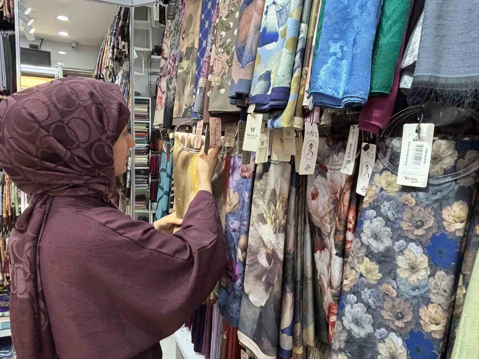 Yaz sıcaklarında şal ve eşarp se&ccedil;iminde ince kumaşlar ve a&ccedil;ık tonlar reva&ccedil;ta
