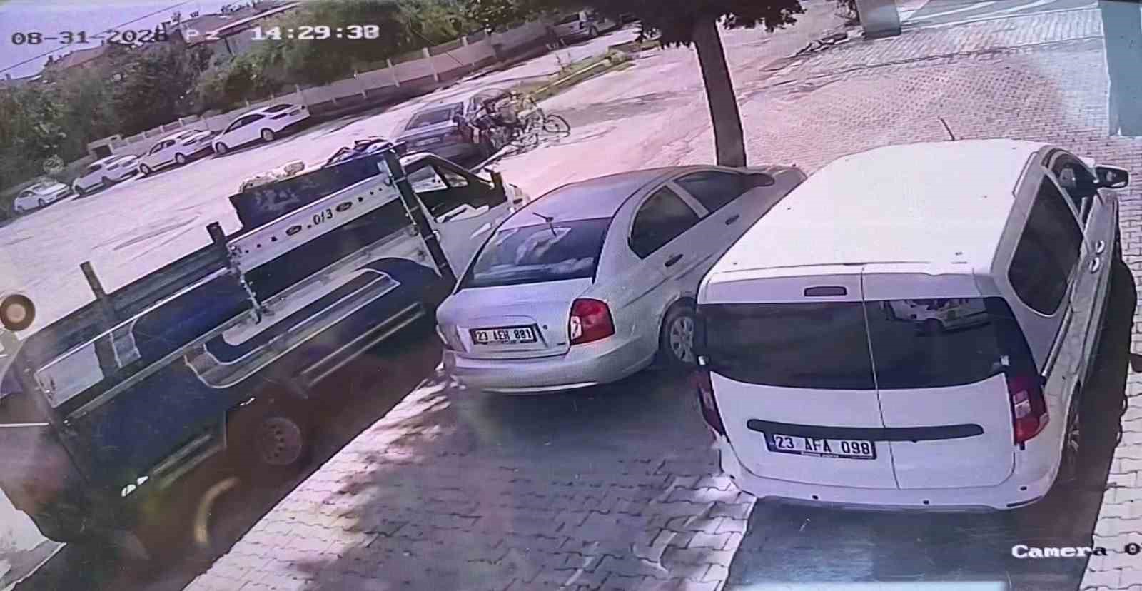Elazığ&rsquo;da bisiklet otomobile &ccedil;arptı: 3 &ccedil;ocuk yaralandı