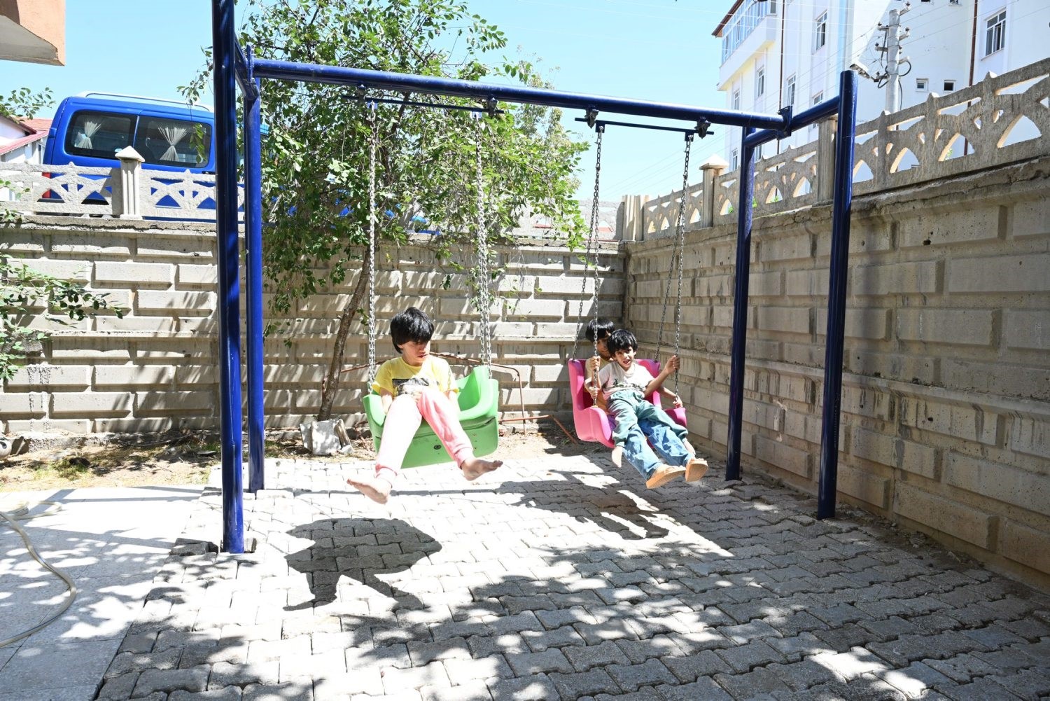 Evlerinin &ouml;n&uuml; parka d&ouml;n&uuml;şt&uuml;r&uuml;ld&uuml;: 3 engelli kardeşin evinin bah&ccedil;esine salıncak kuruldu