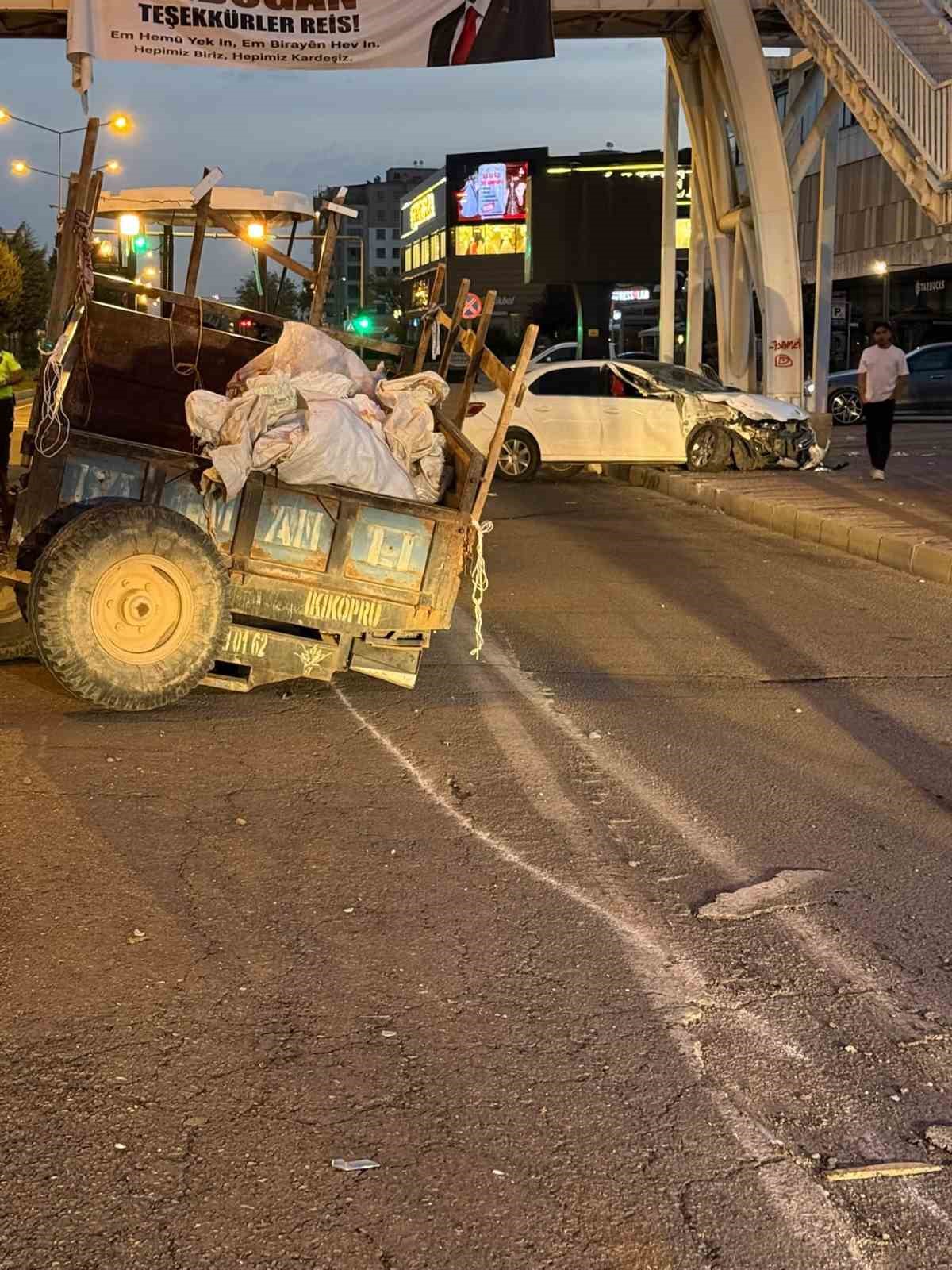 Batman&rsquo;da trakt&ouml;r ile otomobil &ccedil;arpıştı: 2 yaralı
