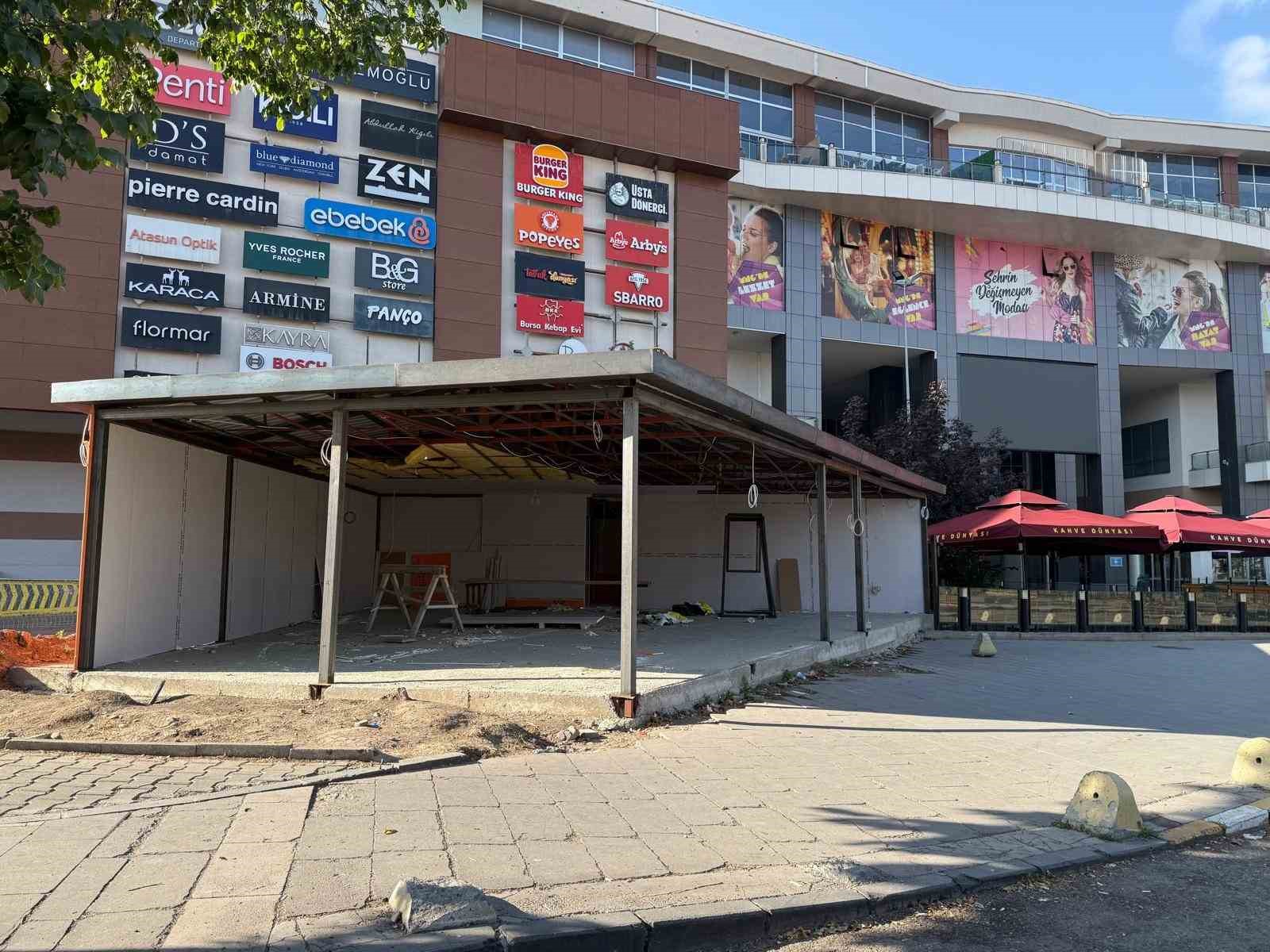MNG AVM önünde kaldırım işgali "Gecekondu gibi dükkan" tepki çekiyor