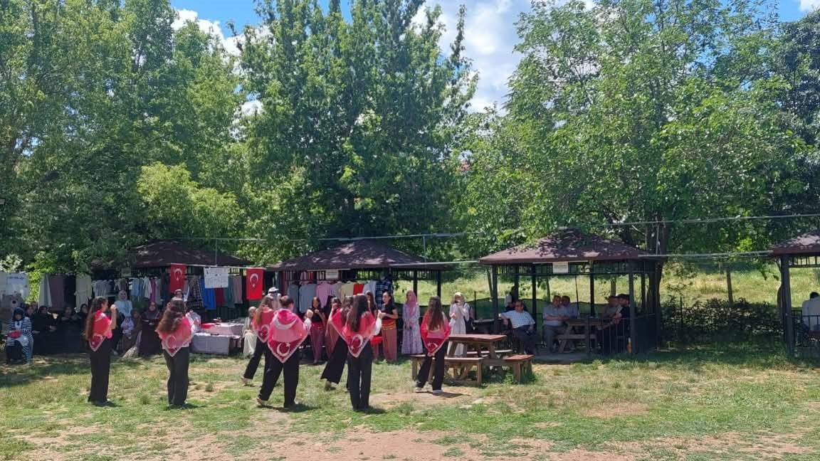 Sandıklı&rsquo;da dikiş nakış kursu sergisi yoğun ilgi g&ouml;rd&uuml;