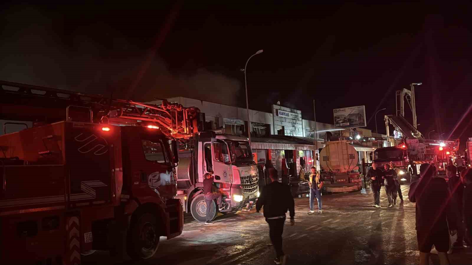 Sanayi sitesindeki yangın b&uuml;y&uuml;k oranda kontrol altına alındı