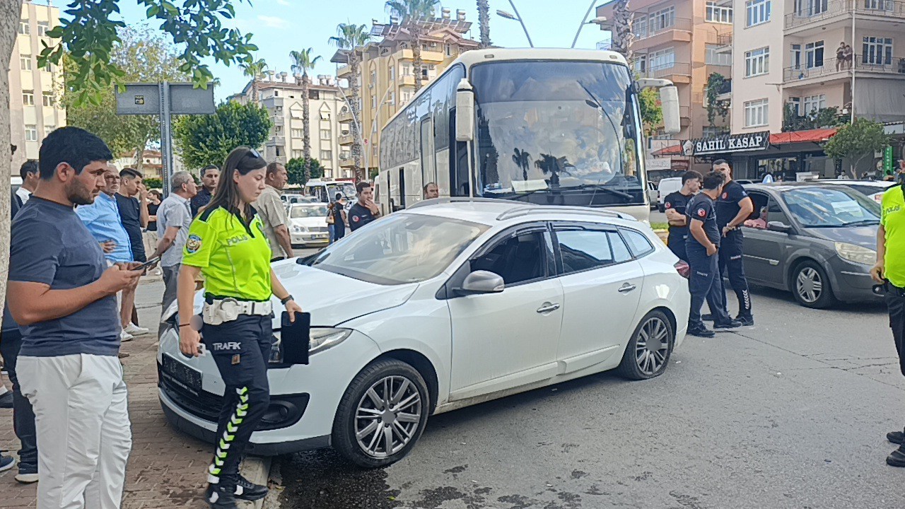 Otob&uuml;s ile otomobil &ccedil;arpıştı: 2 yaralı