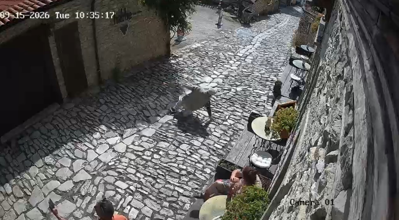 Yaşlı adamın Arnavut kaldırımlı sokakta yaşadığı talihsiz anlar kamerada