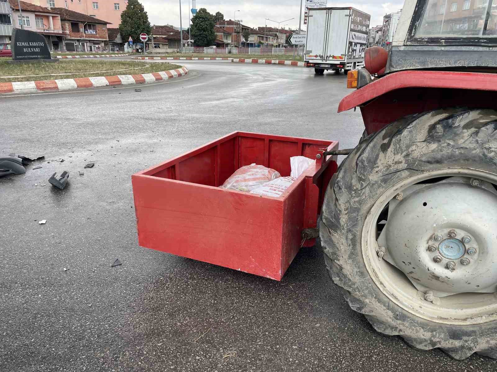 Hafif ticari ara&ccedil; ile trakt&ouml;r &ccedil;arpıştı