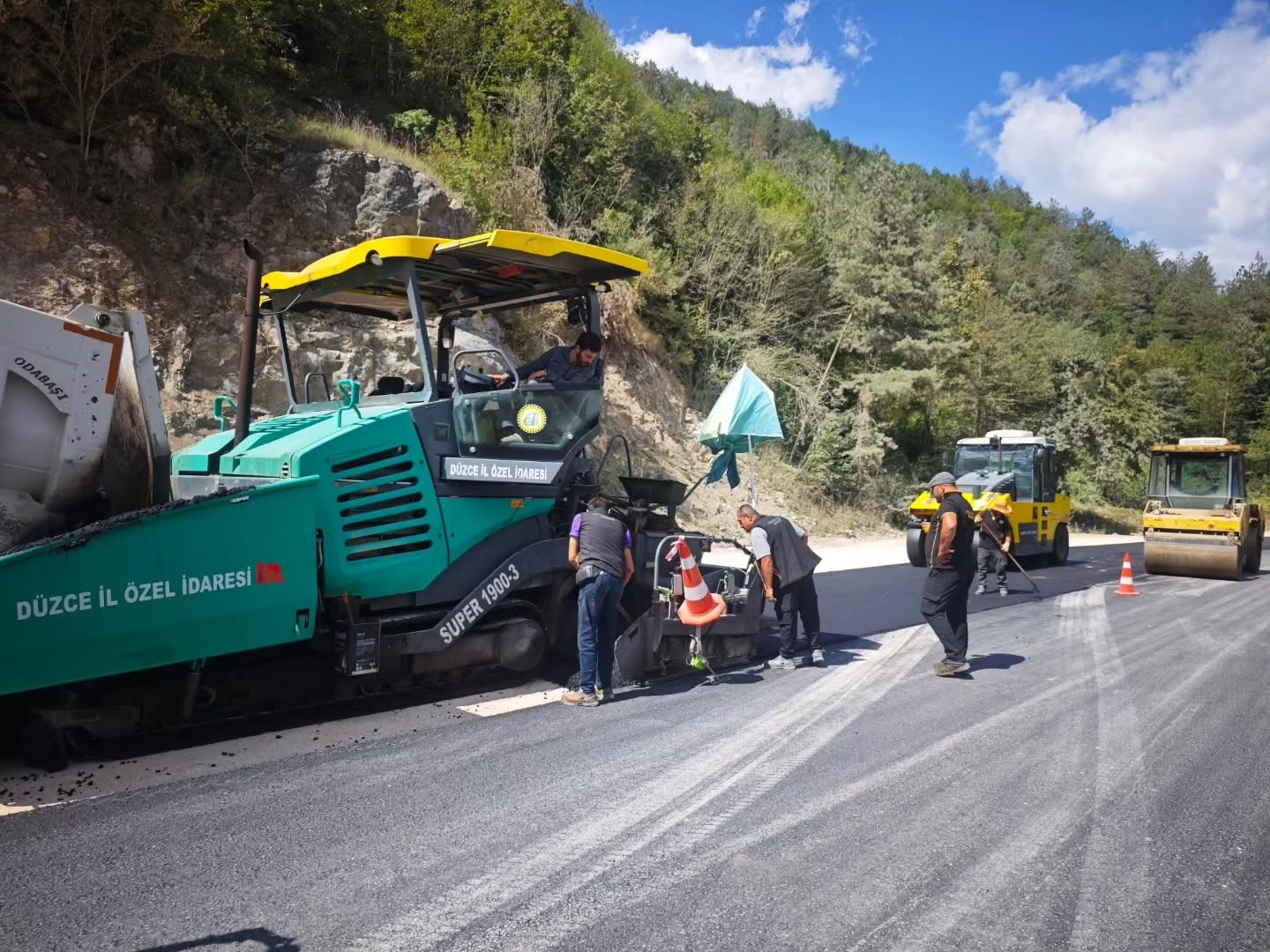 Yığılca’da Yedigöller grup yolu asfaltlanıyor