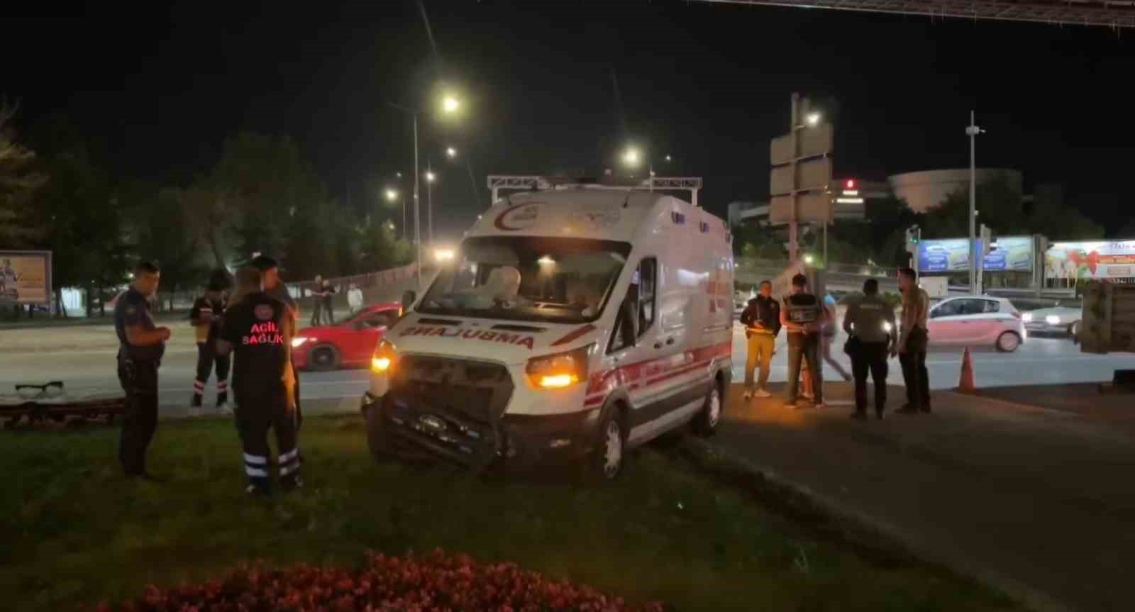 Ambulans ile otomobil &ccedil;arpıştı: 6 yaralı