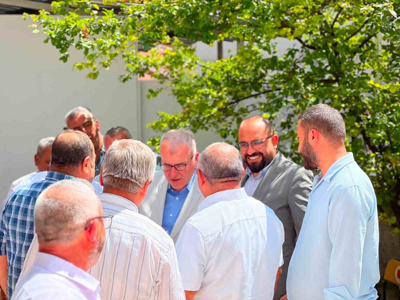 AK Parti heyeti muhtarlarla bir araya geldi