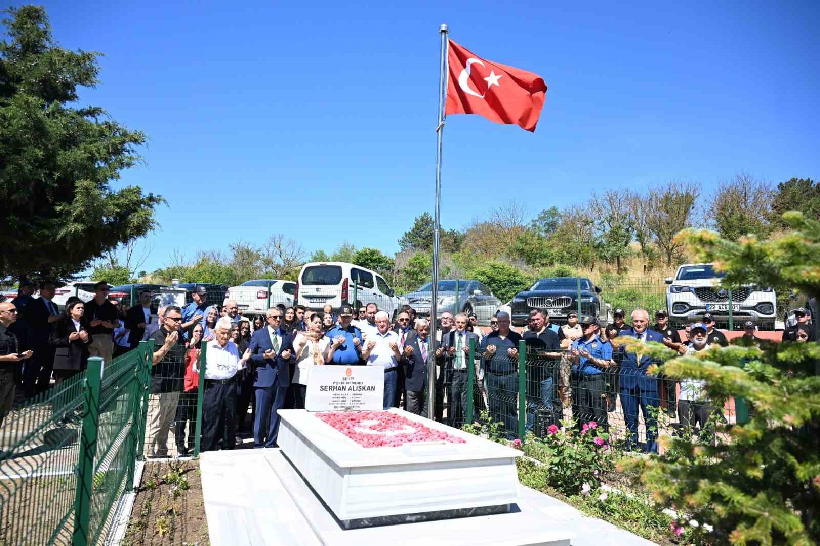 Şehit polis memuru &Ouml;zsoy dualarla anıldı