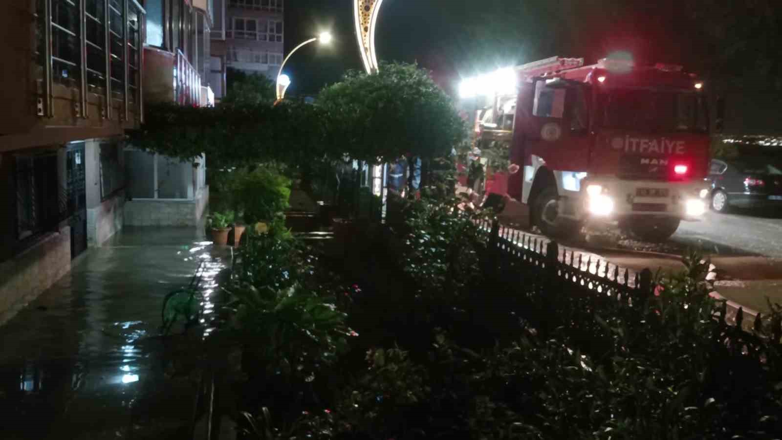 Kocaeli&rsquo;de sağanak etkili oldu: ev ve iş yerlerini su bastı