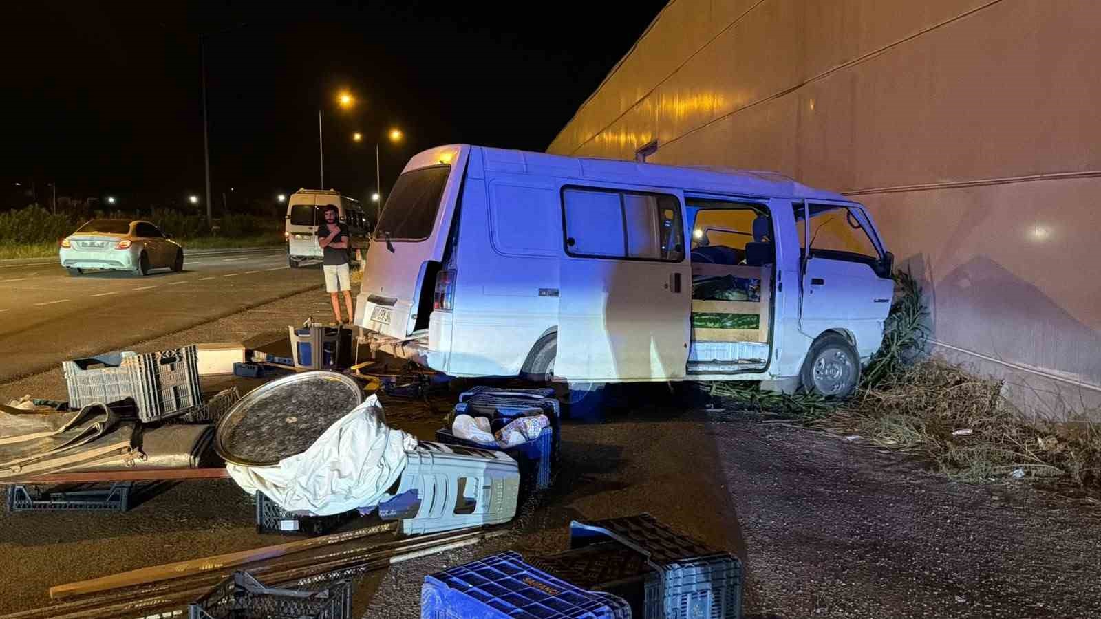 Antalya&rsquo;da panelvan kontrolden &ccedil;ıktı: 1 yaralı