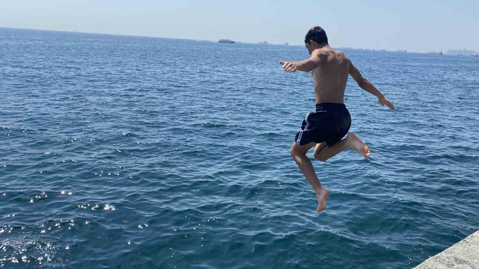 İstanbul&rsquo;da sıcaktan bunalanlar Sarayburnu Sahili&rsquo;nde serinledi