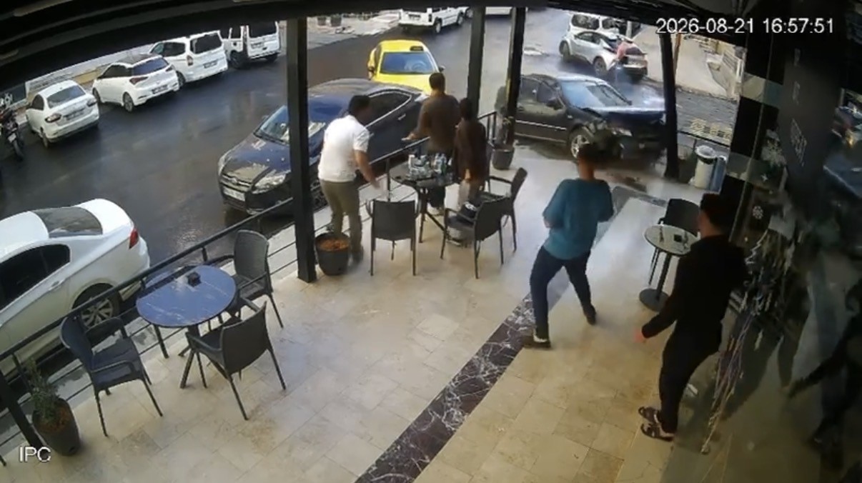 Mardin&rsquo;de otomobilin kafenin girişine &ccedil;arptığı anlar kamerada