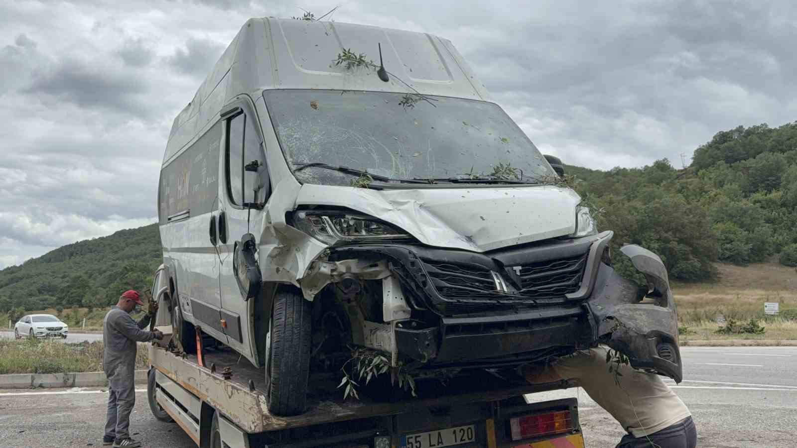 Samsun’da minibüs şarampole yuvarlandı: 2 yaralı