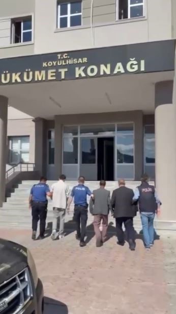 Sivas&rsquo;ta 8 d&uuml;zensiz g&ouml;&ccedil;men yakalandı, 3 kişi tutuklandı