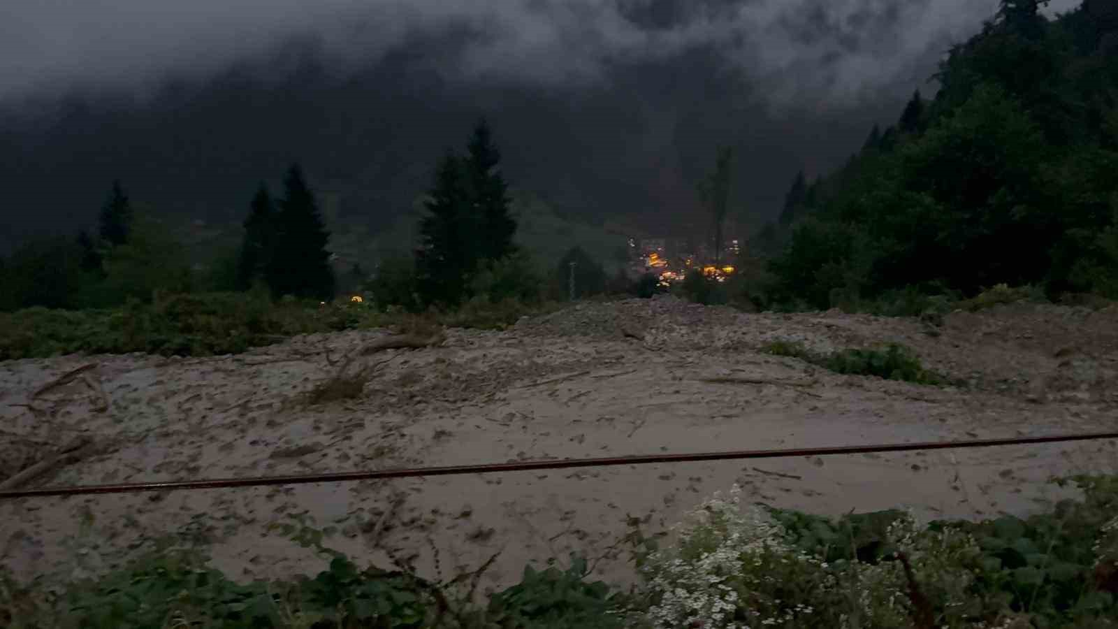 Trabzon&rsquo;da aşırı yağış dereyi taşırdı, yol ulaşıma kapandı