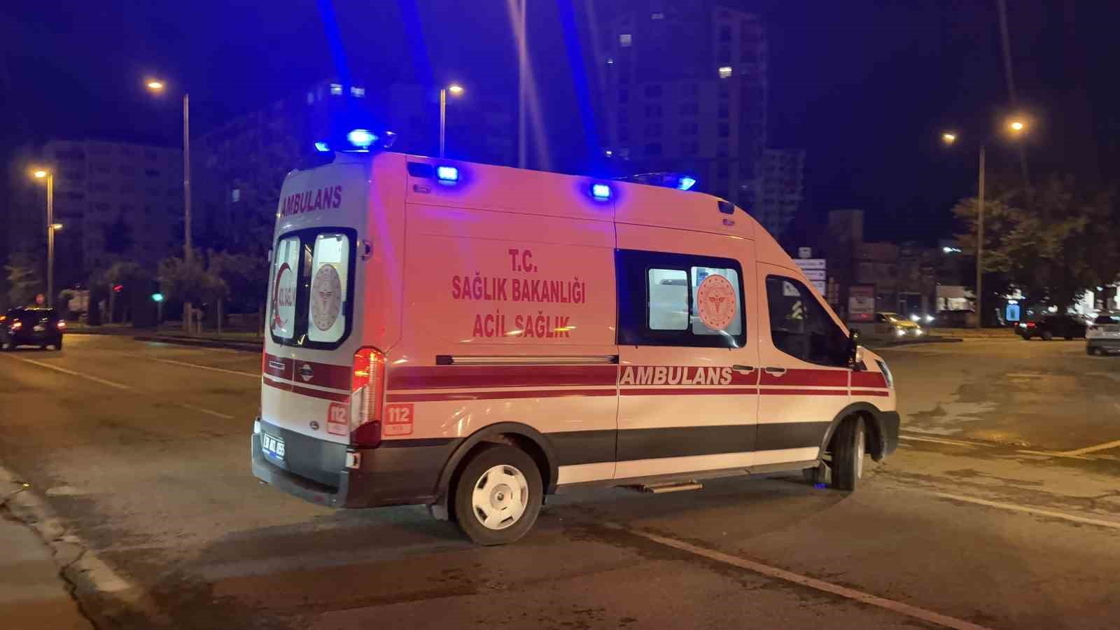 Tabancayla yaralandı, tramvaya bindi