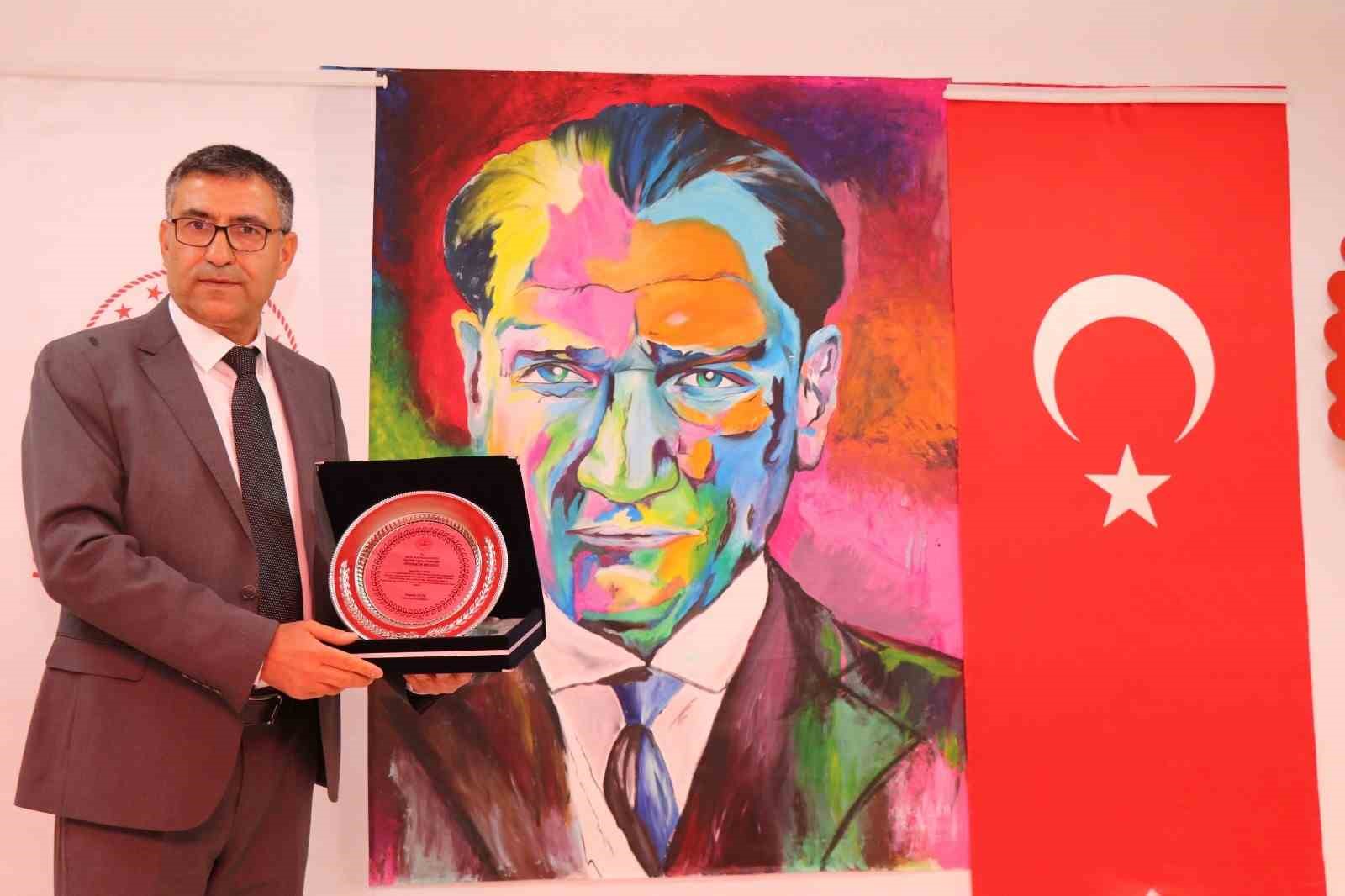 Hasan Oğuz’a anlamlı plaket