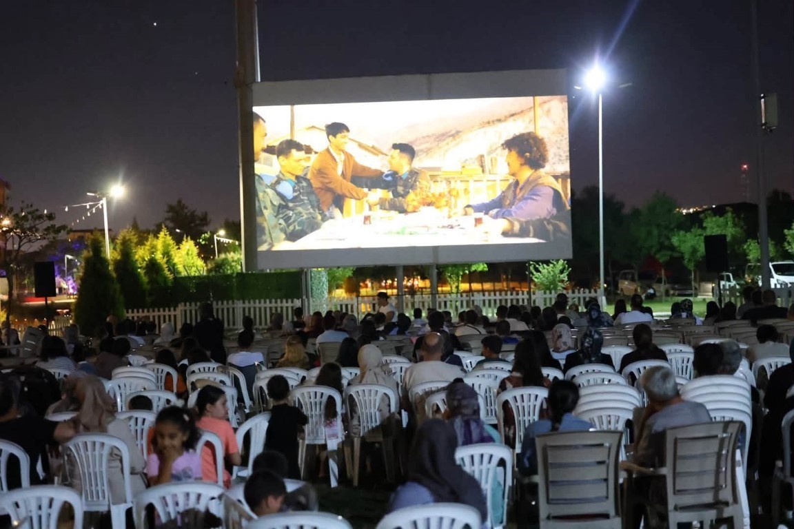 Kartepe&rsquo;de a&ccedil;ık havada sinema keyfi