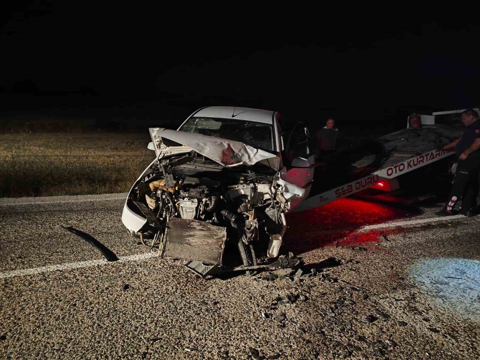 Isparta&rsquo;da iki otomobil &ccedil;arpıştı: 3 yaralı