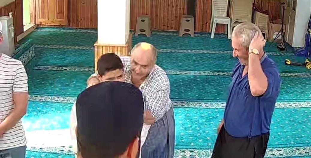 Namaz kılmaya gelen &ccedil;ocuğa imamdan sıcacık davranış