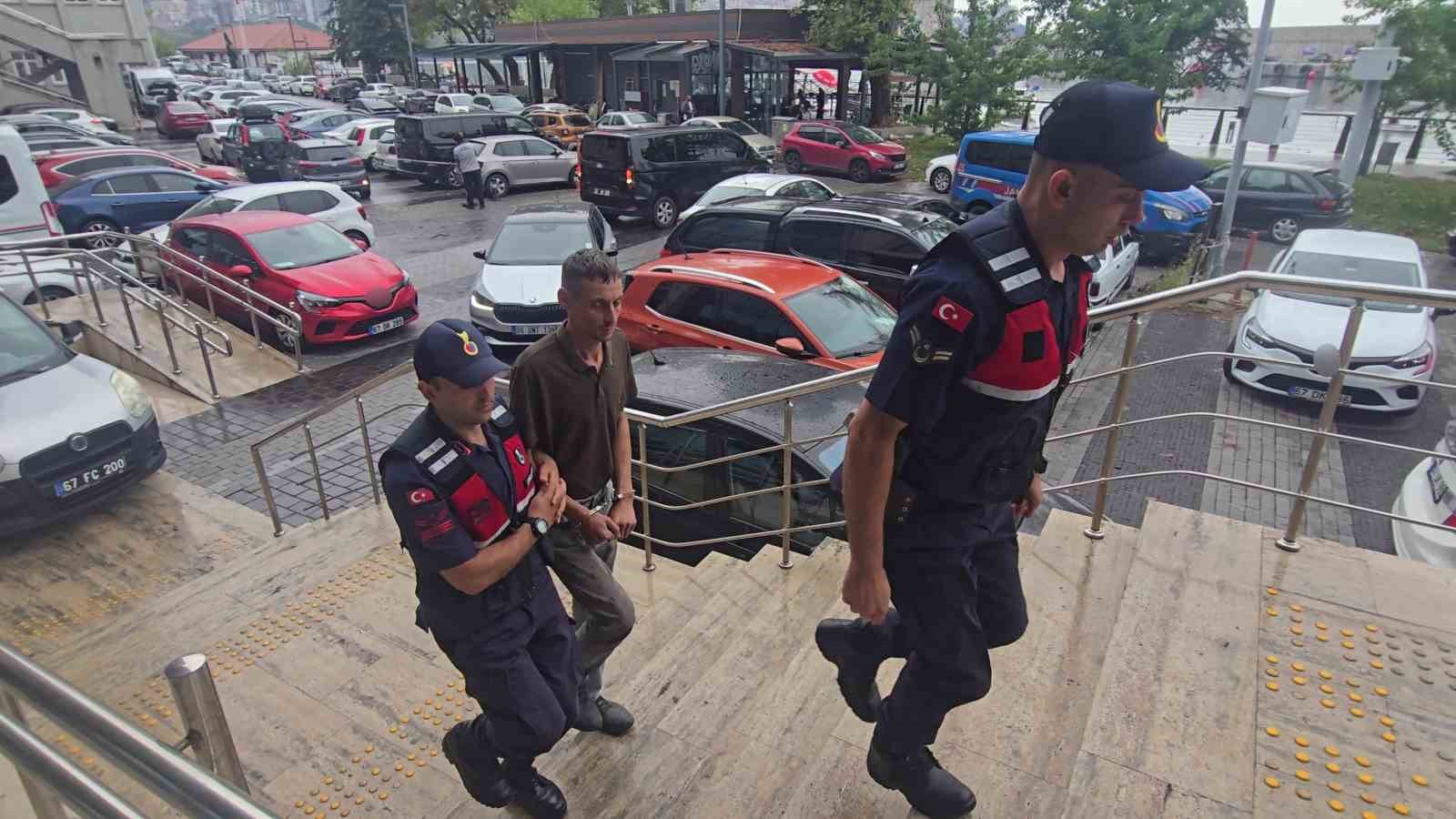 Kızlarını zincire bağlayan anne ve baba tutuklandı: 4 &ccedil;ocuk koruma altına alındı