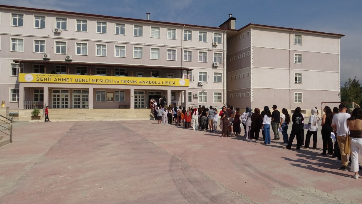 KPSS heyecanı başladı: Kimi son saniye yetişti, kimi yetişemedi