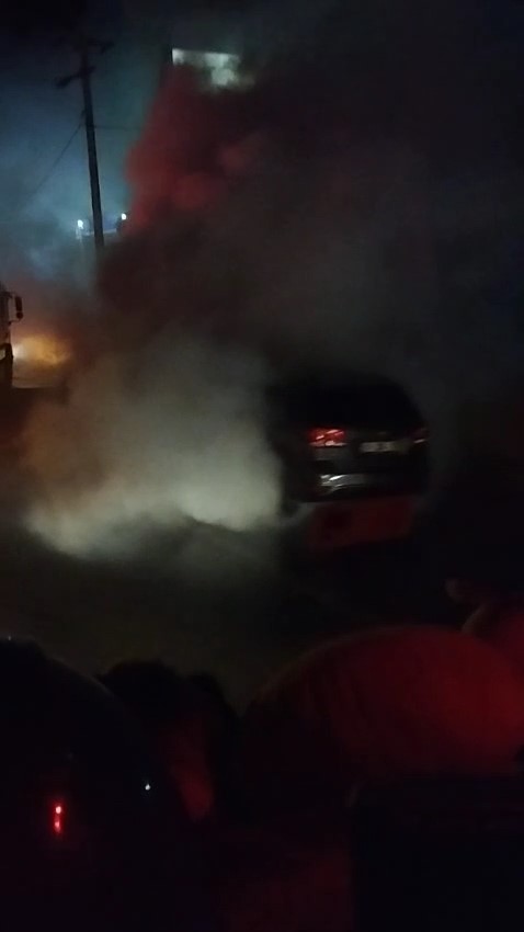 Bursa&rsquo;da l&uuml;ks otomobil alevlere teslim oldu: O anlar kamerada