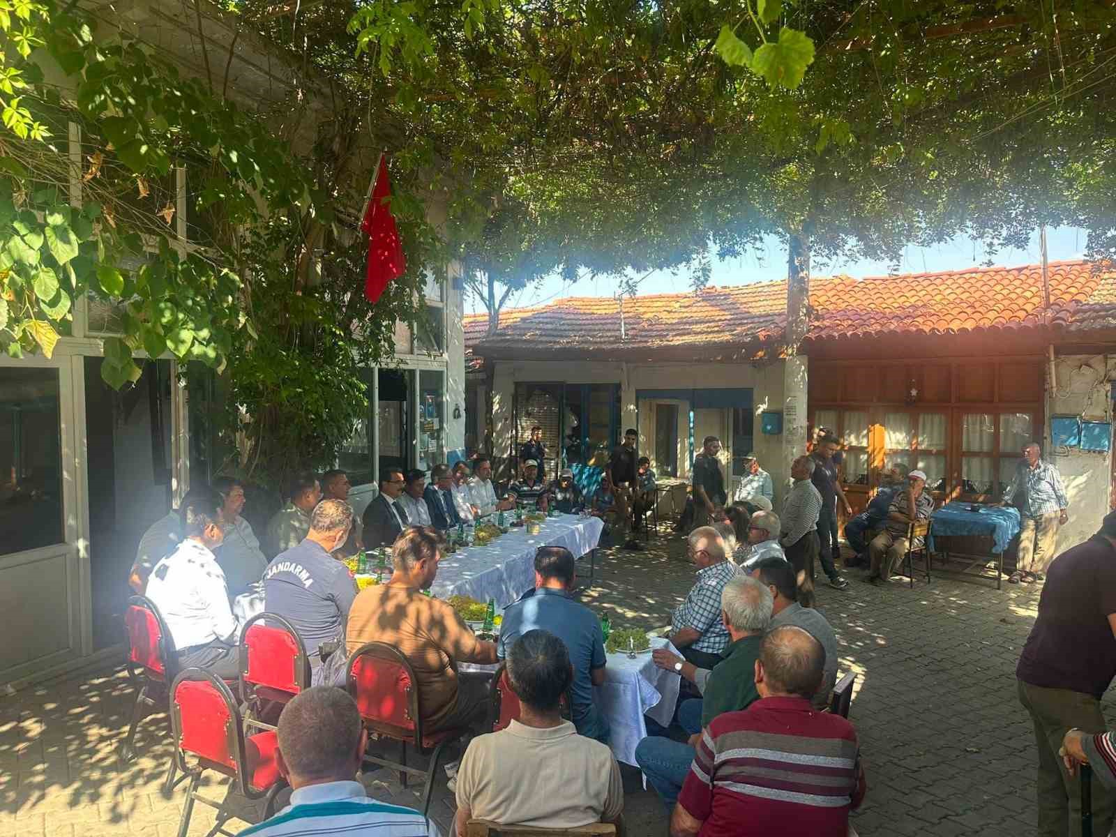 Salihli Kaymakamı G&uuml;ldoğan, 3 mahallede talepleri dinledi