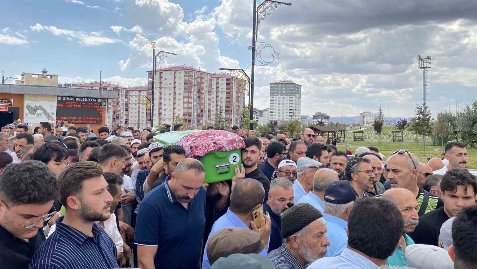 Minib&uuml;s kazasında hayatını kaybeden 3 kişi son yolculuğuna uğurlandı