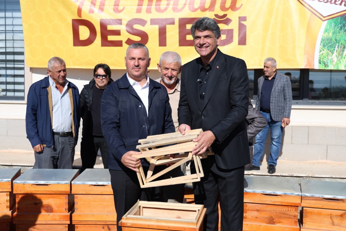 Kartepe&rsquo;de 125 arıcıya 250 takım kovan desteği