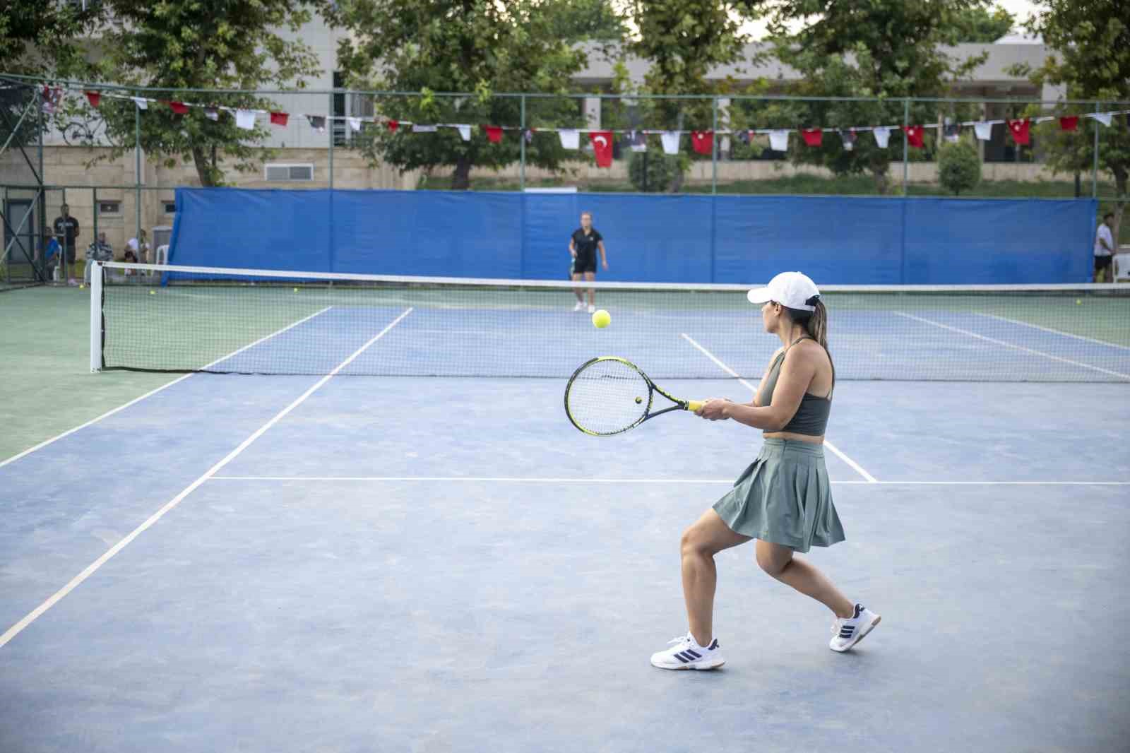 Mersin&rsquo;de Zafer Bayramı tenis turnuvasında şampiyonlar belli oldu