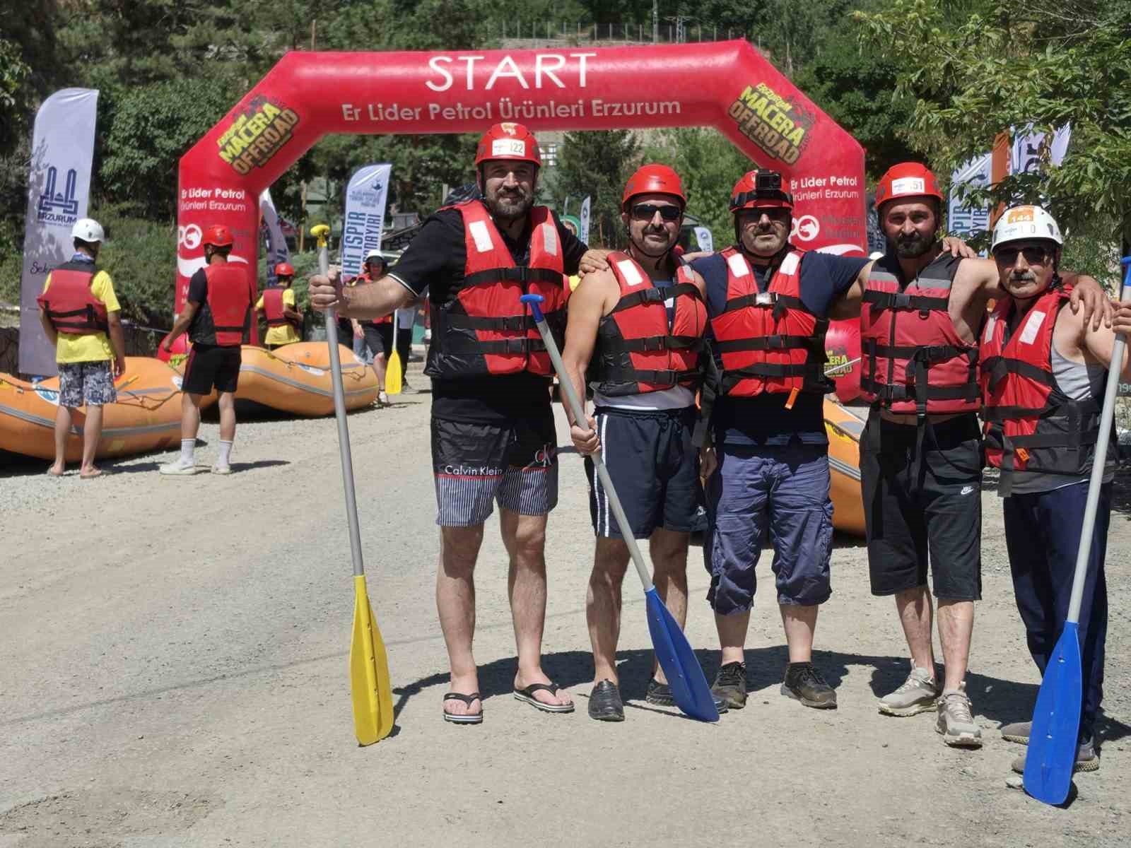 Erzurum&rsquo;da rafting yarışları nefes kesti: Alabora olan botlar kıyasıya yarıştı