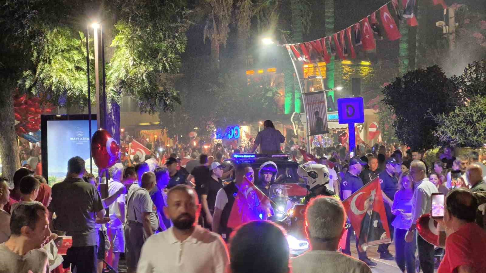 Bodrum&rsquo;da binlerce kişi 30 Ağustos Zafer Bayramı&rsquo;nı kutladı