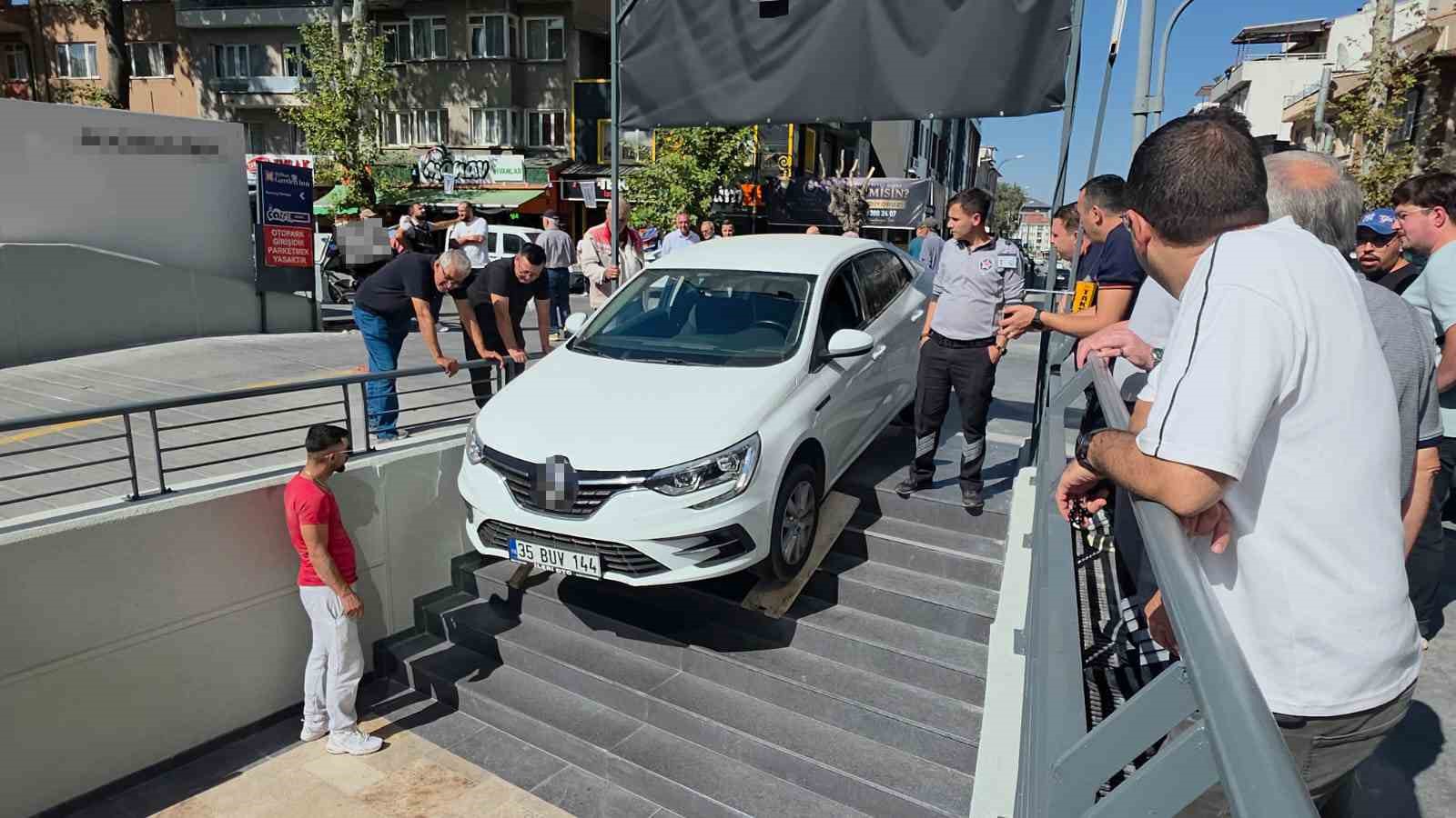K&uuml;tahya&rsquo;da ilgin&ccedil; kaza: Otomobil marketin merdivenlerinde asılı kaldı