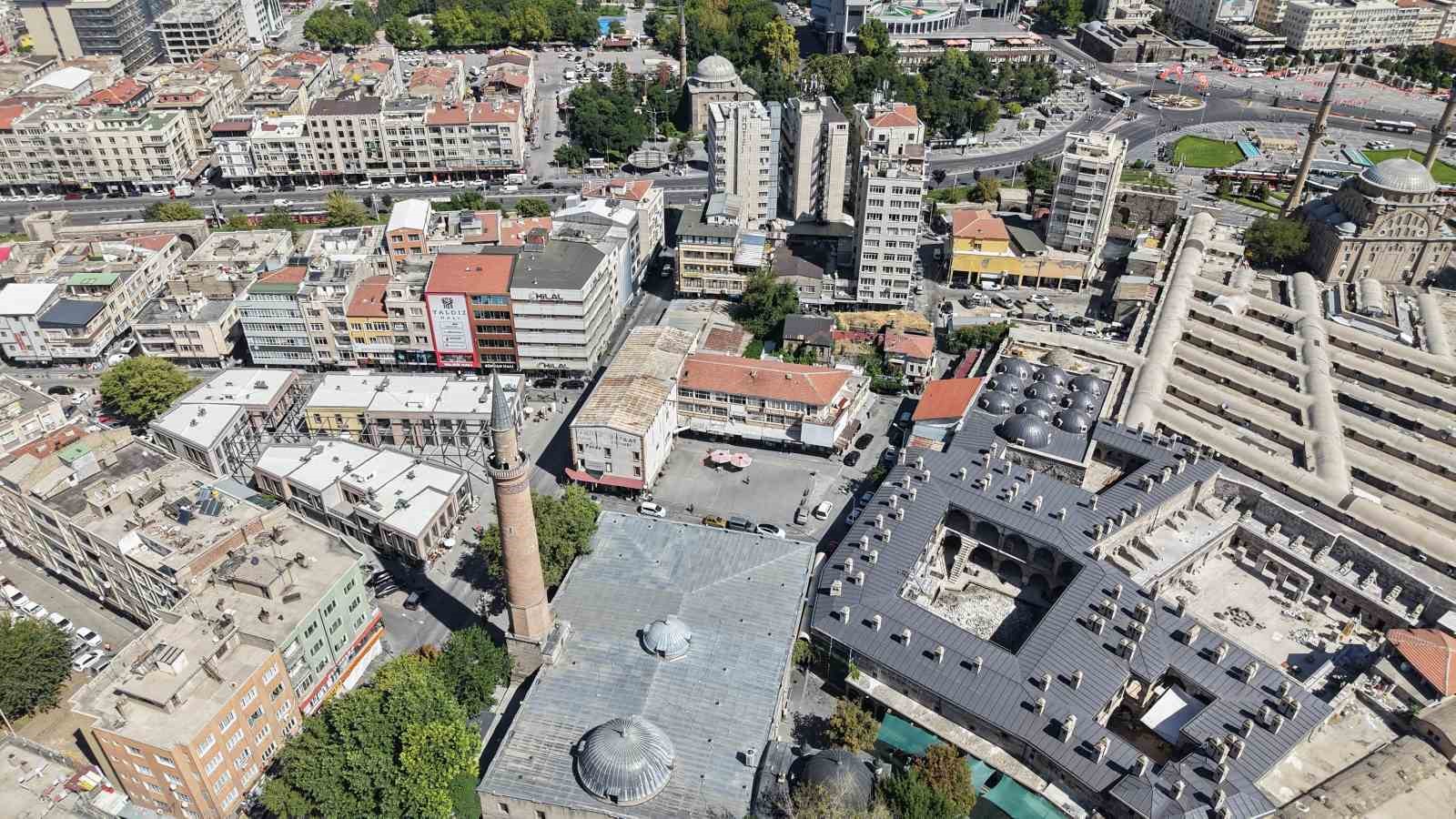 Suri&ccedil;i Cami Kebir&rsquo;de hem tarih g&uuml;n y&uuml;z&uuml;ne &ccedil;ıkıyor, hem esnafın y&uuml;z&uuml; g&uuml;l&uuml;yor