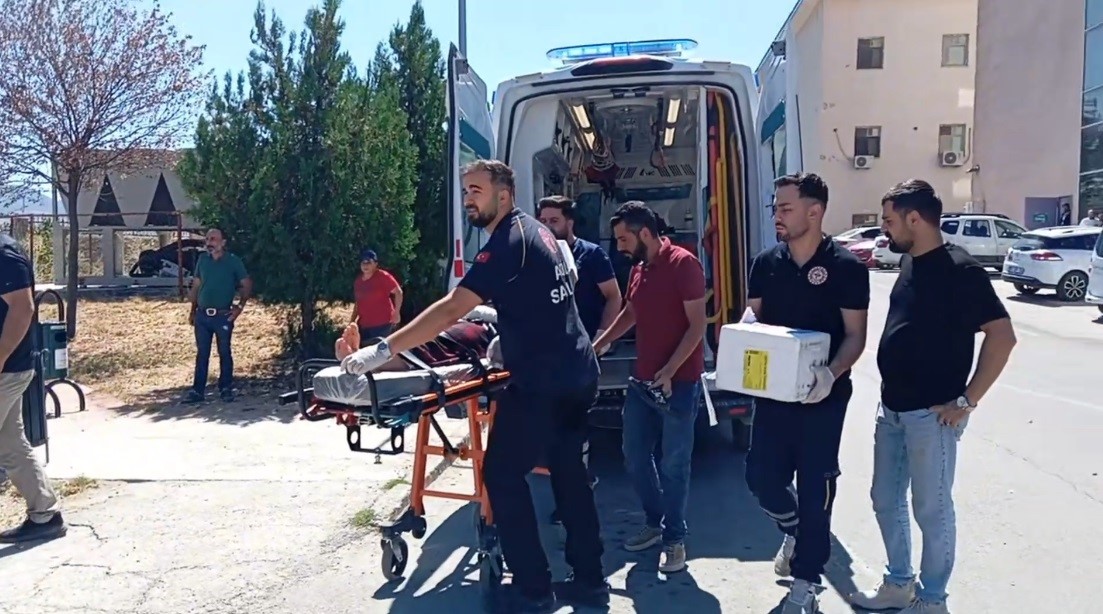 Elinden yaralanan hasta, helikopter ambulansla Malatya&rsquo;ya sevk edildi