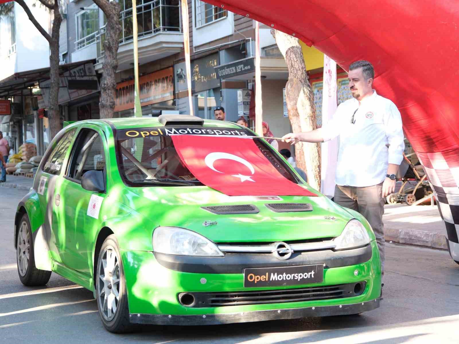 Buharkent’te yarış, ’seremonik start’ ile başladı