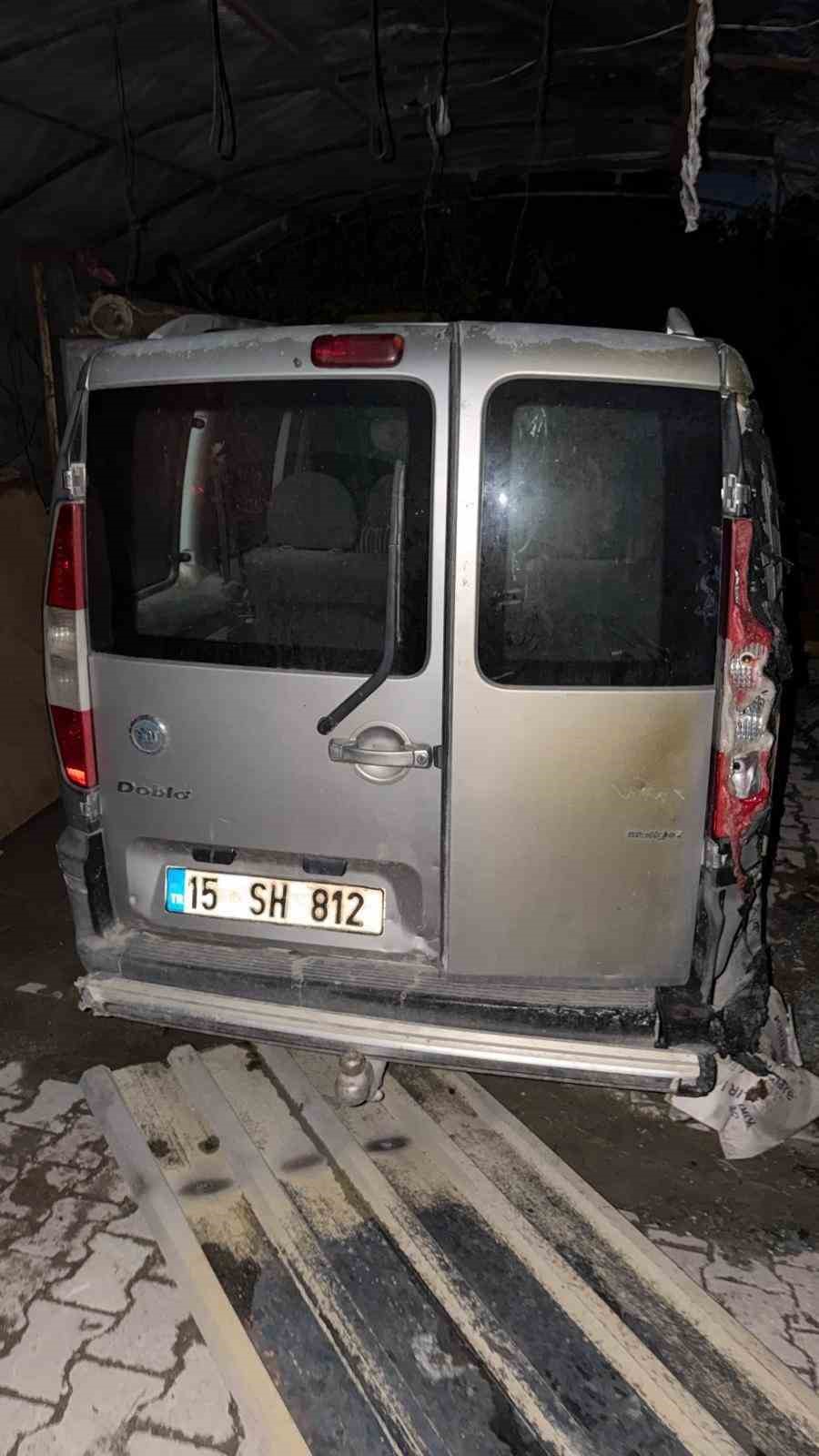 Bağ evi yangınında ev k&uuml;le d&ouml;nd&uuml;, otomobil zarar g&ouml;rd&uuml;