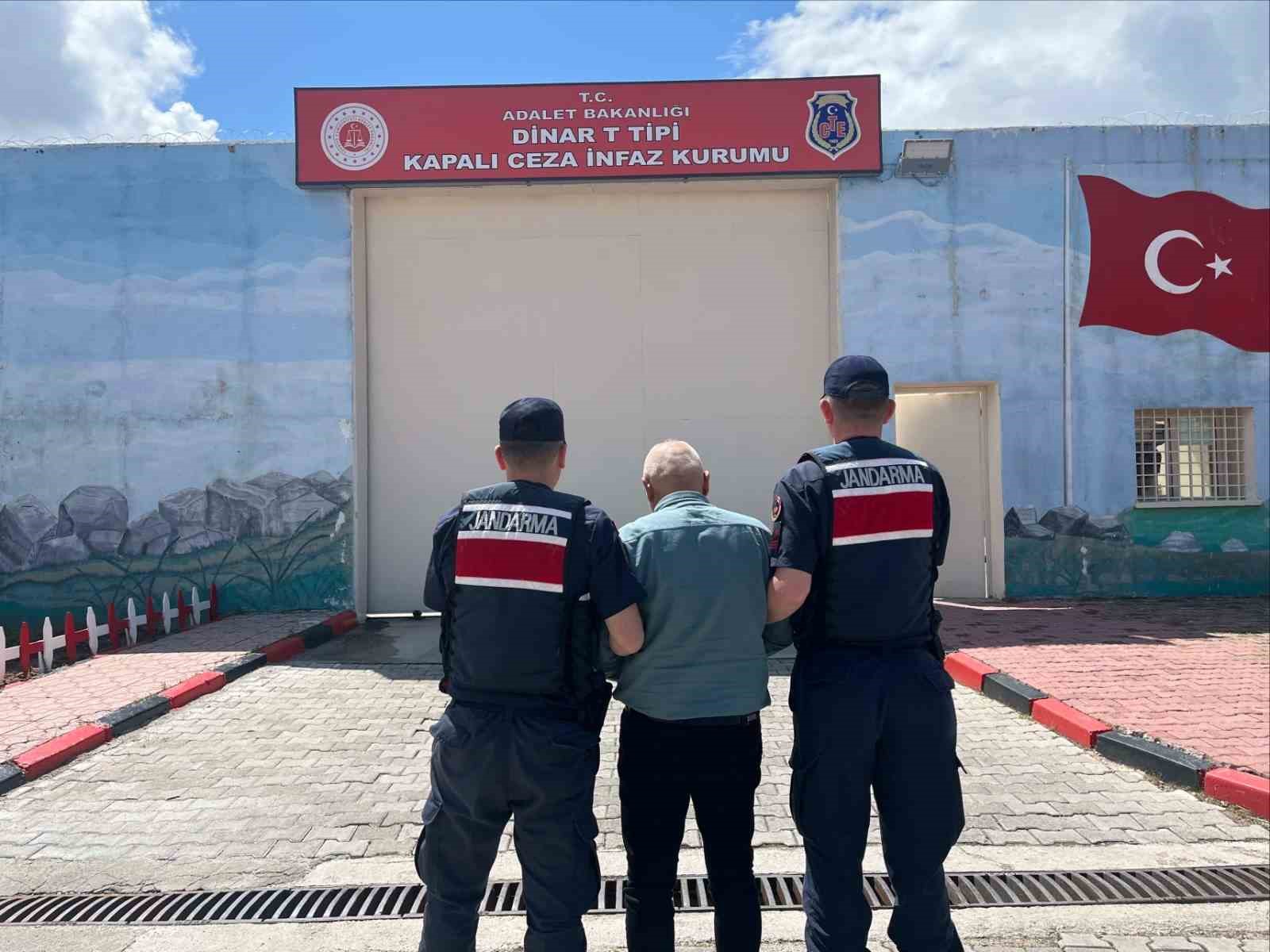 Jandarma &ccedil;eşitli su&ccedil;lardan aranan 10 kişiyi yakaladı