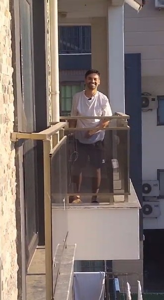 Klimada mahsur kalan kedisini kabloyla bağladığı plaj &ccedil;antasıyla kurtardı